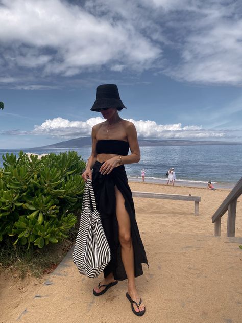 Black Swim Cover Up Outfit, Black And White Beach Outfits, Black And White Vacation Outfits, Beach Pool Outfit, All Black Beach Outfit, Dark Beach Outfit, Black Sarong Outfit, Black Swimwear Outfit, White Beach Outfits