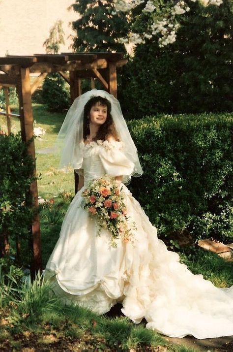 The Wonderful History of the Wedding Dress - Dream Irish Wedding Wedding Dress 80s, 1980s Wedding Dress, 90s Wedding Dress, 90s Wedding, 1980s Wedding, Bride Vintage, How To Dress For A Wedding, Wedding Dress Types, Wedding Dress Alterations