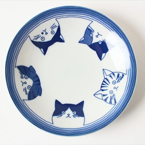 Things To Paint Pottery, Blue And White Pottery Ceramics, Cat Ceramic Plate, Japanese Ceramic Painting, Cat Plate Ceramic, Pottery Painting Japanese, Ceramic Art Cat, Blue Ceramic Plates, Japanese Ceramic Art