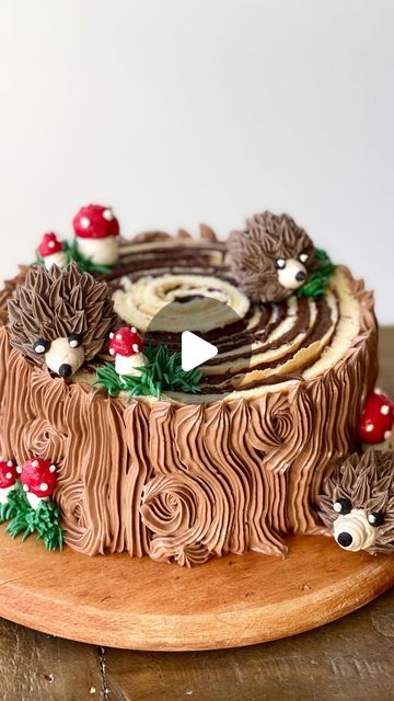 52K likes, 272 comments - ohcakeswinnie den September 26, 2023: "Woodland tree stump 🦔🍄🦔🍄 . . A cake roll with a twist. I thought it would be fun to make a vertical roll to create the stump. I was not sure which I loved more? The ferrero rocher hedgehogs or the tree stump. Would love to know what your favourite is? . . #cakeinspo #cakedecorating #cakegoals #cakedecoration #baker #cakeideas #cakecakecake #cakeartist #cakeofinsta #cakestagram #caketrends #instabake #cakedesign #buttercream #c Squirrel Cake Birthday, Children Cake Design, Log Cakes Ideas, Nature Themed Cake, September Cake, Vertical Cake, Decorated Cake Roll, Hedgehog Cake Topper, Tree Trunk Cake