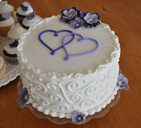 Round Anniversary Cake, Decorating A Bundt Cake, Small Anniversary Cake, Round Wedding Cake, Round Wedding Cakes, Cream Icing, Wedding Anniversary Cakes, Small Wedding Cakes, Purple Hearts