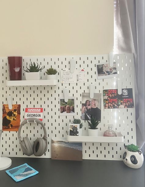 Ikea Skadis Pegboard Ideas, Ikea Pin Board, Skadis Ikea Ideas, Skådis Ikea, Uni Room Ideas, Skadis Pegboard, Ikea Skadis, Ikea Table, Uni Room