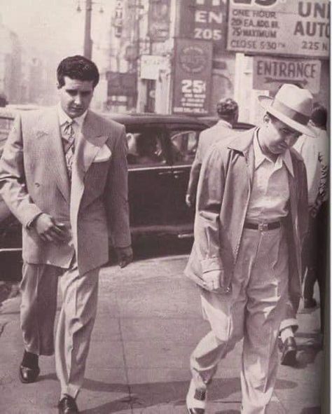 Mickey Cohen with bodyguard Johnny Stompanato somewhere in DTLA 1950. Johnny Stompanato, Brownsville Brooklyn, Mickey Cohen, Bugsy Siegel, Mafia 2, Gangster Quotes, Oxford Bags, Chicago Outfit, Mafia Gangster