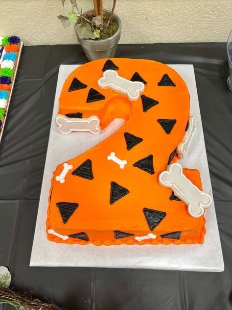 Flint Stone Birthday Cake, Flinstones Birthday Party Outfit, Yabba Dabba Two Food, Flinstone Cake Ideas, Flinstones Party Decorations, Pebbles 2nd Birthday Party, Flinstones Cupcakes, Flintstone 2nd Birthday Party, Flinstone Party Ideas