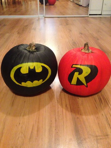 Batman And Robin Trunk Or Treat, Batman Pumpkin Painting Ideas, Superhero Painted Pumpkins, Batman Painted Pumpkin, Pumpkin Painting Ideas Batman, Batman Pumpkin Carving Ideas, Batman Pumpkin Painting, Pumping Painting, Batman Pumpkin