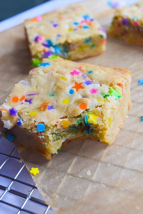 Birthday Cake Blondies, Birthday Brownies, White Chocolate Brownies, Birthday Cake Flavors, Blondies Recipe, Almond Extract, Cool Birthday Cakes, Cake Flavors, Baking Flour