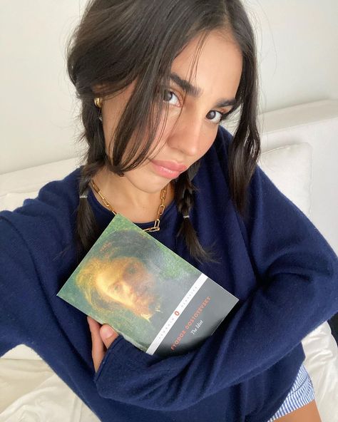 Orion Vanessa, Orion Carloto, Fyodor Dostoyevsky, Girl Reading, How To Pose, Instagram Inspo, Best Couple, Book Aesthetic, New Girl