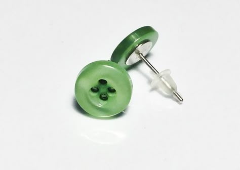 Diy Moss, Quirky Earrings, Dope Jewelry, Button Earrings, Funky Jewelry, Earrings Cute, Green Button, Diy Schmuck, Bijoux Diy