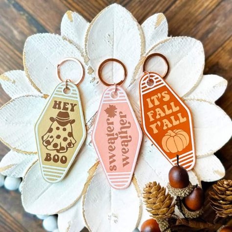 How to Make Fall Motel Style Keychains with a Cricut Paper Cricut Projects, Dollar Store Cricut, Cricut Crafts To Sell, Christmas Cricut Crafts, Diy Cricut Crafts, Cricut Crafts For Kids, Cricut Tips And Tricks, Beginner Cricut, Crafts Dollar Store