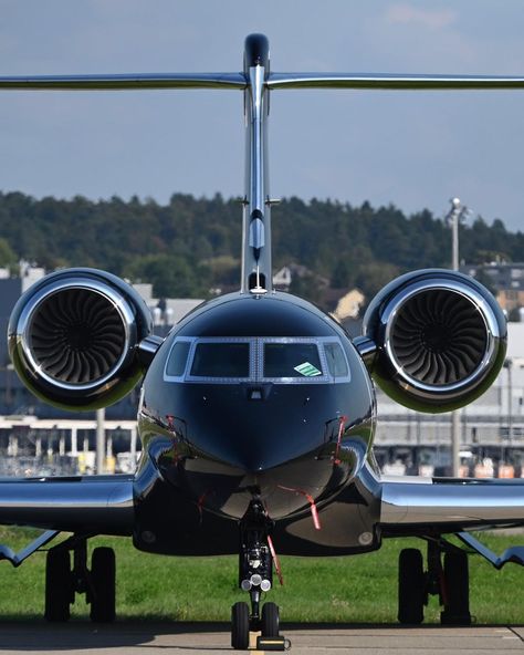 BusinessJets on Instagram: “#BusinessJets @lk_planes ® black G6 resting for the next flight #Gulfstream #G650 . #instagramaviation #megaplane #BusinessAviation…” Gulfstream G800, Black Plane, Gulfstream G650, Private Jet Interior, Private Planes, Luxury Jets, Commercial Plane, Plane Flight, Private Aircraft