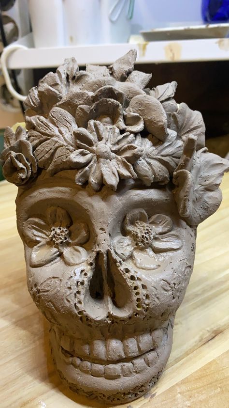 Clay Skull Ideas, Skull Pottery Painting Ideas, Clay Skeleton Sculpture, Skeleton Ceramics, Skull Ceramics, Sugar Skull Ceramic, Clay Skull, Ceramic Skull, 3d Ceramic