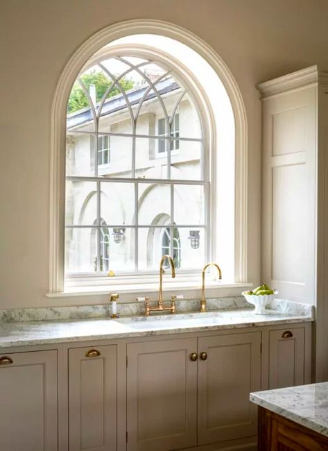 Arched window in a Georgian house Georgian Open Plan Kitchen, Georgian Farmhouse Kitchen, Georgian Interiors Kitchen, Georgian House Kitchen, Modern Georgian Kitchen, Arch Window Kitchen, Quooker Tap, Georgian Kitchen, Georgian Country House