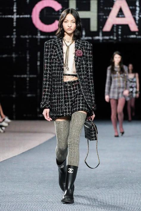 Défilé Chanel Prêt à porter automne-hiver 2022-2023 - Paris - Elle Chanel Tweed Outfit, Chanel Outfits Women, Chanel Street Style, Chanel 2022, Tweed Outfit, Chanel Fashion Show, Mode Chanel, Chanel Outfit, Runway Outfits