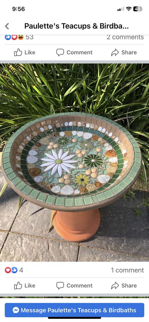 Mosaic Tile Bird Bath, Stepping Stone Mosaic Ideas, Bird Bath Mosaic Ideas, Mosaic Birdbath Diy, Mosaic Fountain Diy, Bird Bath Mosaic, Mosaic Birdbath Patterns, Mosaic Bee Bath, Diy Mosaic Bird Bath