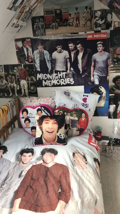 One Direction room #bedroom #decor #roomdecor #room #fan #directioner #onedirection #1Ddecor #1d #fandom #inspiration #posters #belts #materialartbelts Larry One Direction, One Direction Themed Room, One Direction Posters Room, One Direction Blanket, One Direction Decor, One Direction Room Aesthetic, One Direction Bedroom Aesthetic, One Direction Random, One Direction Room Decor Ideas