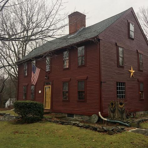 Warren Preservation Society on Instagram: “Butterworth House ca. 1735. Currently listed by Harborside Realty for $379,000. The open house was today and what a true colonial gem with…” Colonial American House, New England Colonial, Butterworth, American Houses, Farm Houses, American House, State Street, Exterior Ideas, Dream Houses