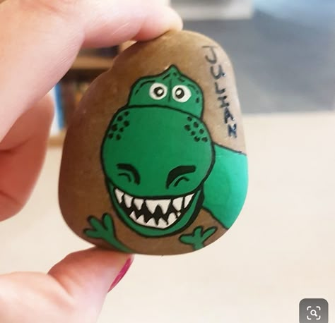 Painting Ideas Dinosaur, Painted River Rocks, Happy Rock, Painted Rock Animals, Story Stones, Painted Rocks Kids, Stone Art Painting, Paint Rocks, Painted Rocks Craft