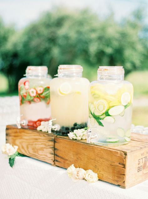 Wedding Flavors, Summer Wedding Decorations, Cocktails Bar, Wine Bottle Diy Crafts, Mason Jar Crafts Diy, Martha Stewart Weddings, Flavored Water, Marriage Ceremony, Wine Bottle Crafts