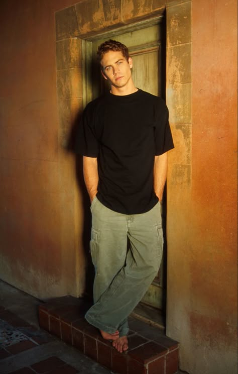 Paul Walker Fashion, Paul Walker Photoshoot, Paul Walker Outfits, Paul Walker Style, Paul Walker 90s, Fast And Furious Cast, Trousers Baggy, Paul Walker Pictures, Pocket Cargo Pants