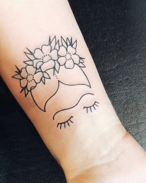 Frida Kahlo, minimaliste - Tatouages  #frida #kahlo #minimaliste #tatouages Frida Tattoo, Frida Kahlo Tattoos, Minimalist Tattoo Meaning, Girl Power Tattoo, Paris Tattoo, Typography Tattoo, Power Tattoo, Shape Tattoo, Muster Tattoos