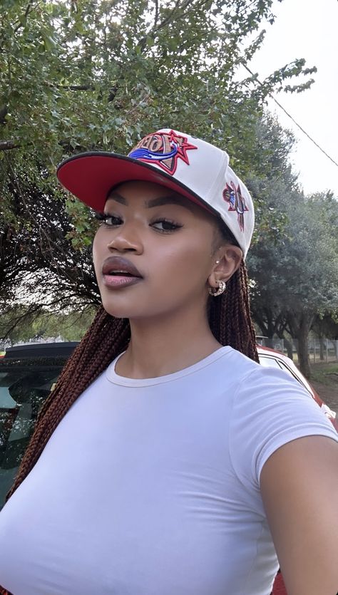 Face Cap Outfit For Women, Baddie Selfie, Cap Outfits For Women, Pretty Dark Skin, Pretty Flacko, Ig Highlights, Cap Outfit, Selfie Inspo, Girl Swag