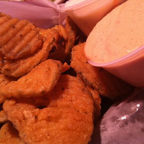 Texas Roadhouse Fried Pickles Recipe - Texas Roadhouse Recipes Texas Roadhouse Fried Pickles, Roadhouse Recipes, Texas Roadhouse Recipes, Fried Pickles Recipe, Deep Fried Recipes, Pickles Recipe, Fried Pickles, Texas Roadhouse, Copycat Restaurant Recipes