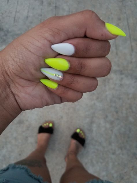 Lime Yellow Nails, White And Lime Green Nails, White And Neon Green Nails, Lime Green And White Nails, Lime Green Nails Design Neon, Lime Green Short Nails, Short Neon Green Nails, Neon Yellow Nails Designs, Yellow Green Nails