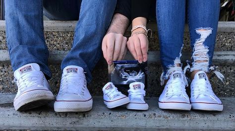 Baby Announcement Shoes, Baby Reveal Photos, Vom Avea Un Copil, Pregnancy Announcement Pictures, Converse Baby, Boy Announcement, Pregnancy Announcement Photoshoot, Baby Announcement Photoshoot, Maternity Photography Poses Couple