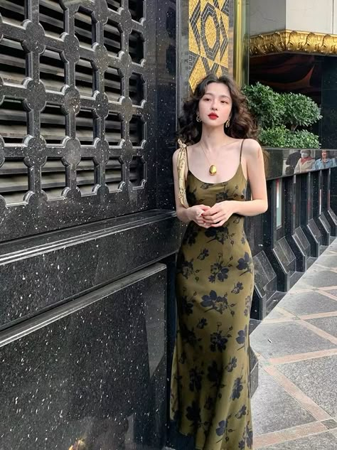 Mid Length Dresses Classy Formal, Old Hollywood Casual Outfits, Vintage Asian Aesthetic, Kelifaneoi Outfit, Mermaid Dress Casual, First Date Fits, Dress Aesthetic Vintage, Vintage Asian Fashion, Europe Dress