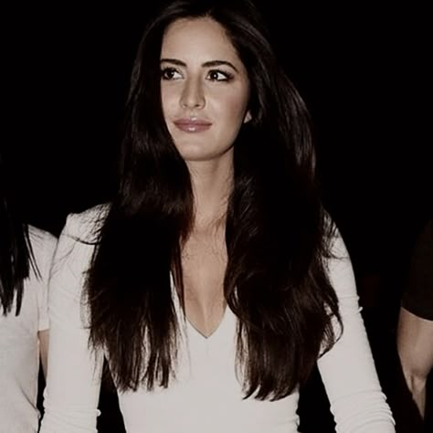 Katrina Kaif In Lipgloss, 90s Actresses Aesthetic, Katrina Kaif In 90s, Katrina Aesthetic, Katrina Kaif Outfits, 90s Movies Fashion, Bollywood Women, 90s Bollywood Actress, Bollywood Makeup