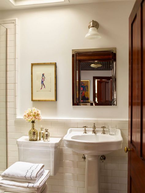 West Village Townhouse NYC Interior Designer Kati Curtis Design Marea Clark Interiors, Townhouse Modern, Townhouse Interior Design, Dutch Farmhouse, Modern Vintage Bathroom, Nyc Townhouse, Vintage Style Bathroom, Townhouse Interior, Dreamy Decor