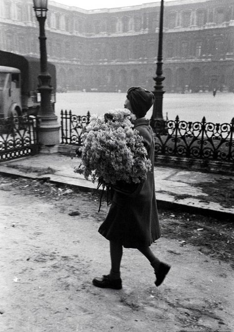 Dmitri Kessel. Paris 1949. Louis Stettner, Carrying Flowers, Paris Flowers, Paris March, Old Paris, Photo B, Vintage Paris, Types Of Photography, Agatha Christie