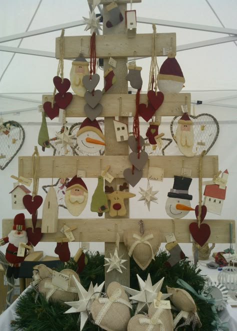 Christmas Stall Ideas Craft Fairs, Christmas Market Stall Ideas, Craft Fair Ornament Display, Stall Decoration Ideas Fair, Craft Stall Display Ideas, Market Set Up Ideas, Christmas Stall Ideas, Christmas Photobooth, Market Setup