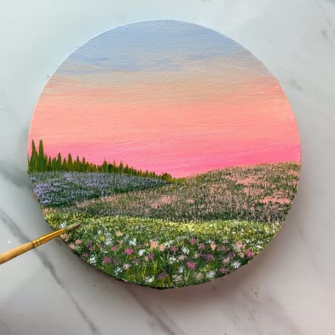 Paintings On A Circle Canvas, Round Acrylic Painting Ideas, Circle Canvas Painting Acrylics, Flower Field Painting Tutorial, Circular Canvas Painting Ideas, Oval Painting Ideas, Circle Acrylic Painting, Painting Ideas Circle, Paintings On Circle Canvas