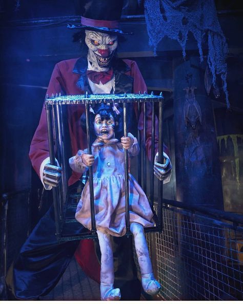 Ringmaster Clown, Spirit Halloween Animatronics, Animatronic Halloween, Halloween Carnevil, Monkey Cage, Spirt Halloween, Kids Bubble Bath, Special Effects Lighting, Circus Music