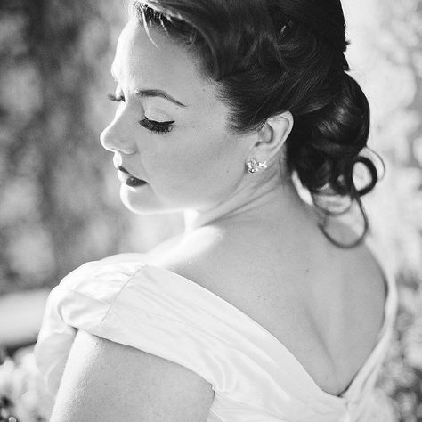 Happy ‪#‎weddingwednesday‬!! I absolutely can't wait to share this styled shoot with y'all later today. ‪#‎curvybrides‬ ‪#‎curvybridesrock‬ ‪#‎plussizebride‬ ‪#‎prettypearbride‬ ‪#‎ppbonline‬ ‪#‎plussize‬ ‪#‎styledshoot‬ Image by @bitofivory | Florals : Palette of Petals | Dress and Concept: @allurebridals from @mayacouturebridal | Styling and Coordination: Simply Perfect Events | Cake: Simply Susan's Bakery and Cafe | Hair and Makeup: Behind the Veil Studio Prewed Indoor, Fat Bride, Victorian Age, 100 Heads, Bridal Photography Poses, Bride Photography Poses, Engagement Pictures Poses, Bride Poses, Photos Poses