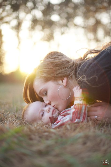 kisses in the sun <3 - #baby #nature #family #fall #autumn #winter - raleigh nc southern family photographers Mother Son Photos, Kind Photo, Baby Fotografie, Fall Family Pictures, Photographs Ideas, Foto Baby, Fall Family Photos, Fall Photoshoot, Family Posing