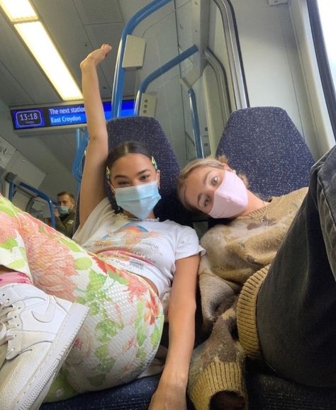 The Baby Sitters Club, Friends Moments, City Fashion, Best Friends Aesthetic, Train Pictures, Cute Friend Pictures, Best Friend Photos, Bff Goals, Instagram Pose