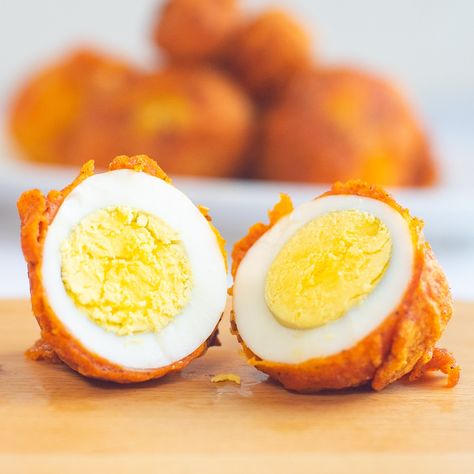 Kwek Kwek is a popular Filipino street food made of fried hard-boiled quail eggs coated in orange batter that is easy to make and high in protein. It's a favorite among Filipinos because it's cheap, kid-friendly, and delicious! Kwek Kwek Street Food, Kwek Kwek Recipe, Kwek Kwek, Graham Dessert, Street Food Recipe, Filipino Street Food, Lunch Buffet, Bubble Milk Tea, Food Street