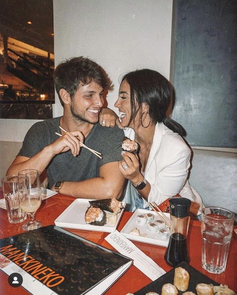 Couple Eating Aesthetic, Sushi Engagement Photos, Couple Eating Together Aesthetic, Couple Eating, Couples Dining, Couples Dinner, Adventure Engagement Photos, Cute Engagement Photos, Food Photoshoot