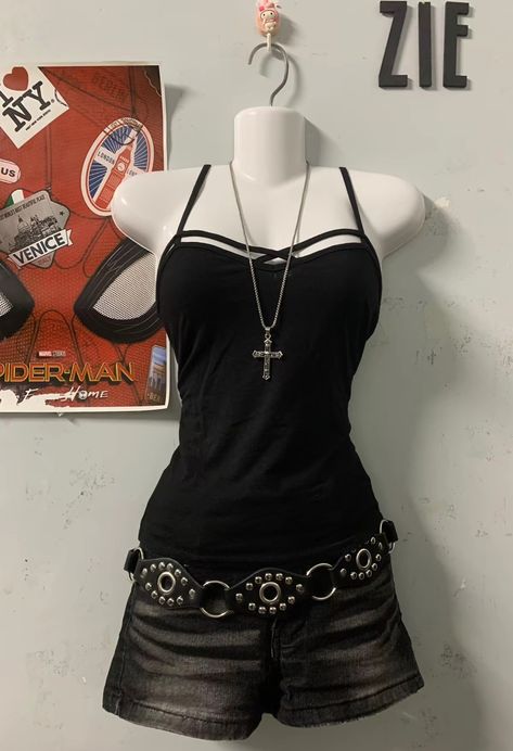 ∞ Types Of Sleeveless Tops, Skins Outfit, Simple Goth Outfit, Gothic Coquette, 2000s Fashion Outfits, Looks Street Style, Grunge Goth, Swaggy Outfits, Really Cute Outfits