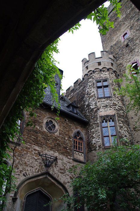 ♥♥♥ Mansion Homes, Medieval Aesthetic, Old Castle, Chateau Medieval, Castle Mansion, Famous Castles, Medieval Village, Abandoned Castles, Chateau France