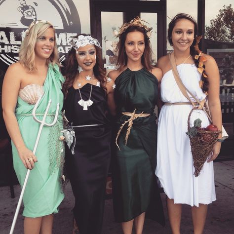 Group Halloween costume idea: Greek goddesses. Amphitrite, goddess of the sea Asteria, goddess of the stars Demeter, goddess of harvest and Artemis, Goddess of hunt Greek Gods Costume, Greek Birthday, Greek God Costume, Goddess Halloween, Halloween Group Costumes, Greek Party, Group Costume Ideas, Toga Costume, Toga Party