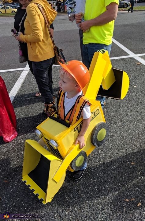 Danielle: Our 3 yr old wanted to be a truck but not any truck, a backhoe with 2 digger scoops. Construction Halloween, Digger Costume, 2017 Halloween Costumes, Old Halloween Costumes, Halloween Costumes Kids Boys, Circus Outfits, Box Cars, Halloween Infantil, Halloween Costumes 2016