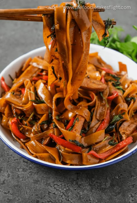 Pad Kee Mao Recipe, Vegetarian Stir Fry Sauce, Thick Rice Noodles, Pad Kee Mao, Thai Drunken Noodles, Hclf Vegan, Vegetarian Stir Fry, Pad Thai Noodles, Drunken Noodles