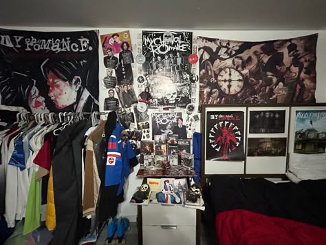 Emo Rooms 2000s, Room Emo Aesthetic, My Chemical Romance Bedroom, Emo Room Posters, Emo Interior Design, 2000s Emo Room Ideas, Mcr Room Decor, Metalhead Room Ideas, Emo Room Inspo 2000s