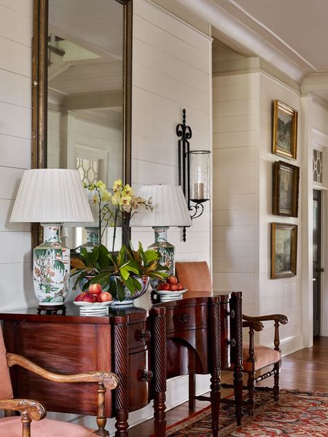 House Tour: Southern Estate Designed by James Farmer | Emily Followill Photography Cottage Traditional Decor, James Farmer Living Room, Farmdale Cottage, Beautiful Lounges, James Farmer Interiors, James Farmer, Traditional Foyer, Southern Interior, Buffet Servers