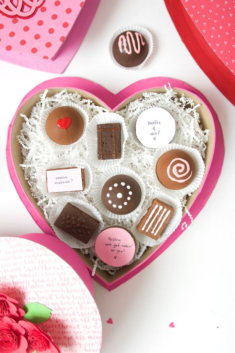 DIY Valentine's Day Box of Chocolates Valentine Chocolate Recipes, Diy Valentine's Box, Diy Valentines Box, Saint Valentin Diy, Valentines Bricolage, Make Your Own Chocolate, Chocolate Diy, Valentines Gift Bags, Valentines Day Chocolates