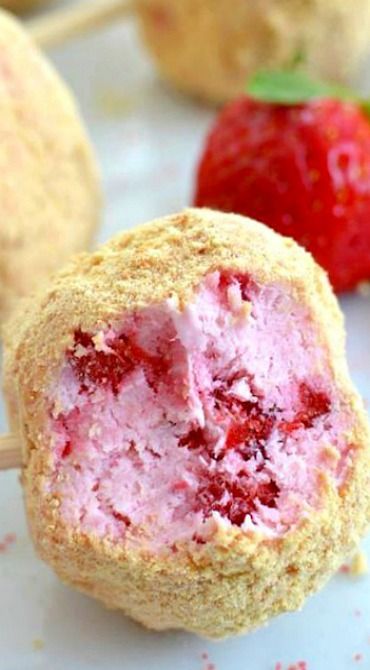 No Bake Strawberry Cheesecake Pops Raspberry Balls Recipe, Cheesecake On A Stick Recipe, Mini Bites Desserts, Cheesecake Pops Recipe, Strawberry Cheesecake Pops, Mini Strawberry Cheesecake, Strawberry Roll Cake, Cheesecake Pops, Cheesecake Truffles