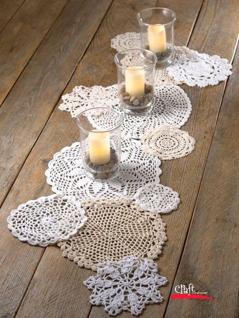 Doilies Diy, Doily Table Runner, Doily Art, Doilies Crafts, Deco Champetre, Tafel Decor, Crochet Table Runner Pattern, Lace Crafts, Crochet Table Runner